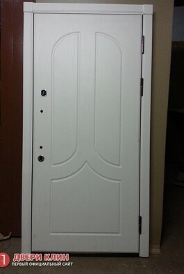 Квартирная дверь с МДФ цвета белый шелк