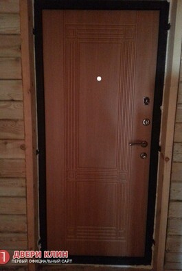 Металлическая дверь с панелью МДФ в деревянном доме