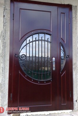 Парадная дверь с виноритом с ковкой и стеклом