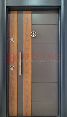 Коричневая входная дверь c МДФ панелью ЧД-01 в частный дом Кириши