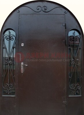 Арочная дверь со стеклом и ковкой ДА-16 под старину Кириши