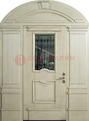 Белая входная дверь массив со стеклом и ковкой ДА-49 Кириши