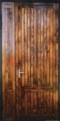 Коричневая металлическая дверь с евровагонкой ДЕ-10 в Мурманске