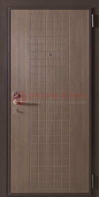 Коричневая входная дверь с МДФ ДМ-108 в квартиру Кириши