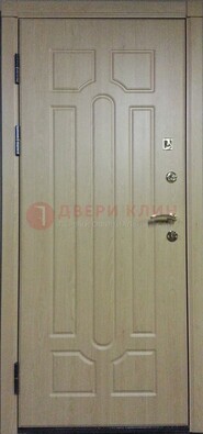 Светлая железная дверь с МДФ ДМ-21 в дом Кириши