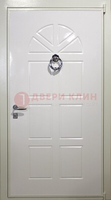 Белая входная дверь с МДФ ДМ-30 в квартиру Кириши