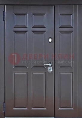 Тёмная двухстворчатая входная дверь для коттеджа с МДФ ДМ-533 Кириши