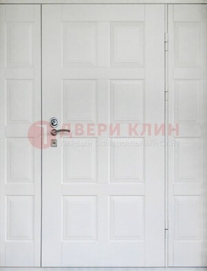 Белая входная дверь для коттеджа с МДФ ДМ-536 Кириши