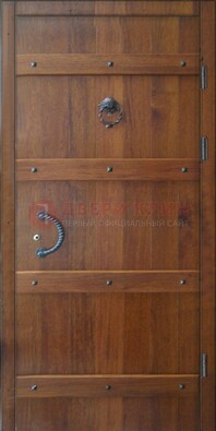 Коричневая металлическая дверь с массивом дуба с ковкой ДМД-36 Кириши