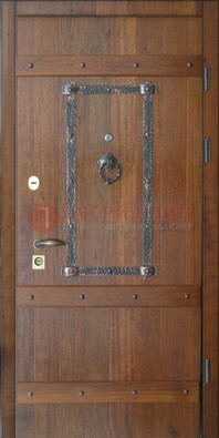Темная стальная дверь с массивом дуба с ковкой ДМД-37 Кириши