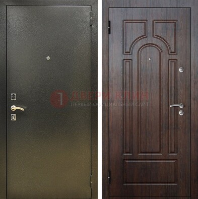 Железная темно-серая дверь с порошковым напылением и МДФ Тисненый орех ДП-275 Кириши