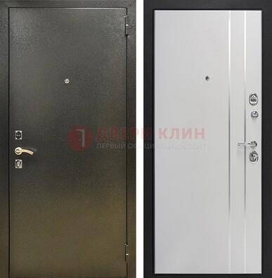 Железная темная дверь с порошковым покрытием и белая МДФ с молдингами  ДП-296 Кириши