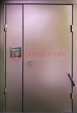 Коричневая стальная дверь в подъезд ДПД-1 Кириши