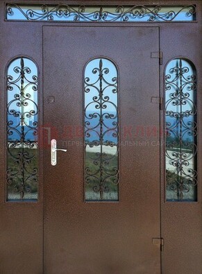 Железная парадная дверь со стеклом и ковкой ДПР-16 для общественных зданий Кириши