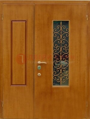 Парадная дверь со вставками из стекла и ковки ДПР-20 в холл Кириши