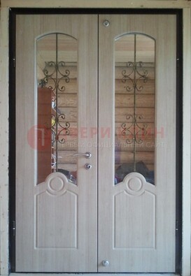 Парадная дверь со стеклянными вставками и ковкой ДПР-23 в деревянный дом Кириши