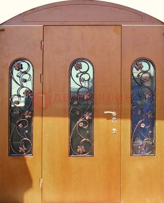 Парадная дверь со стеклянными вставками и ковкой ДПР-28 в общественное здание Кириши