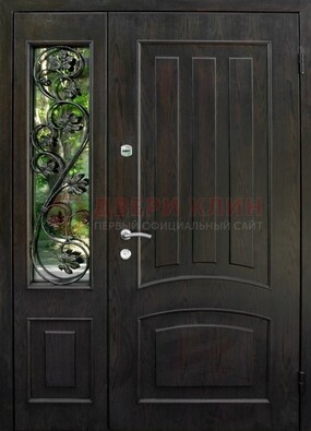 Парадная дверь со стеклянными вставками и ковкой ДПР-31 в кирпичный дом Кириши
