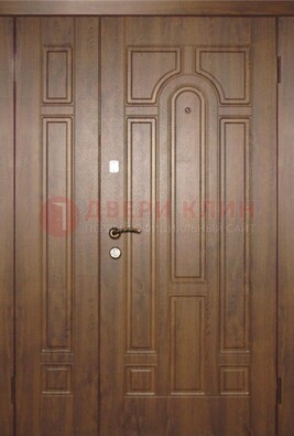 Двухстворчатая коричневая парадная дверь ДПР-48 Кириши