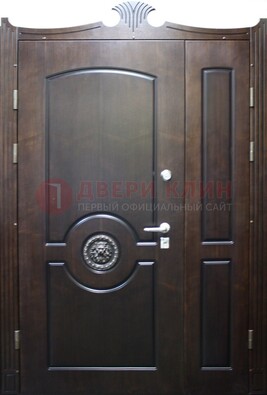 Коричневая парадная дверь с украшением ДПР-52 с утеплением Кириши