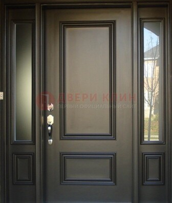 Парадная дверь с отделкой массив ДПР-65 в загородный дом Кириши