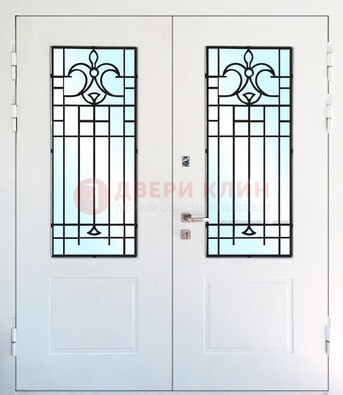 Антивандальная парадная дверь со стеклянными вставками и ковкой ДПР-8 Кириши