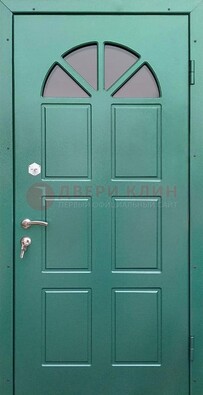 Зеленая стальная дверь со стеклом для дома ДС-28 Кириши