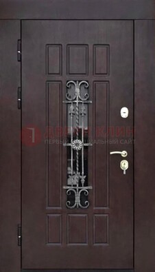 Коричневая уличная дверь со стеклом и ковкой ДСК-114 Кириши