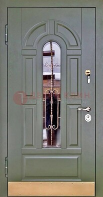 Уличная дверь со стеклом и ковкой в зеленом цвете ДСК-121 Кириши