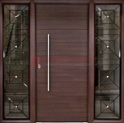 Современная коричневая уличная дверь со стеклом и ковкой ДСК-141 Кириши