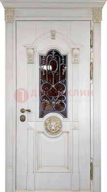 Белая железная дверь со стеклом и ковкой для кирпичного дома ДСК-155 Кириши