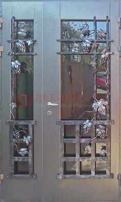 Распашная уличная дверь Порошок со стеклом и ковкой ДСК-221 Кириши
