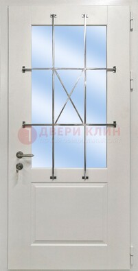 Белая простая железная дверь Винорит со стеклом и ковкой ДСК-257 Кириши
