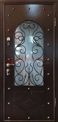Влагостойкая дверь со стеклом и ковкой с декором ДСК-37 Кириши