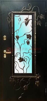 Железная дверь со стеклом и ковкой ДСК-70 для деревянного дома Кириши