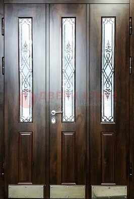 Входная дверь со стеклом и ковкой ДСК-72 в кирпичный дом Кириши