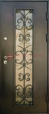 Входная дверь Дверь со стеклом и ковкой черного цвета ДСК-76 для веранды Кириши