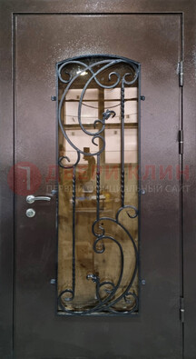 Металлическая дверь со стеклом и ковкой ДСК-95 для магазина в Санкт-Петербурге