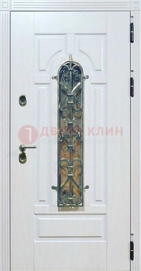 Белая остекленная металлическая дверь с ковкой ДСК-98 в Раменском