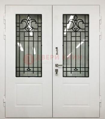 Белая двухстворчатая уличная дверь Винорит со стеклом ДСТ-4 Кириши