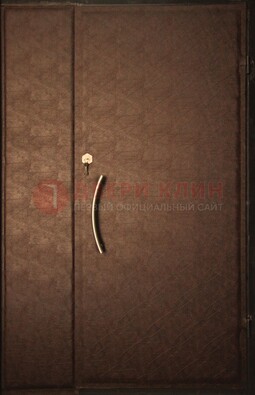 Коричневая тамбурная дверь с изогнутой ручкой ДТМ-19 Кириши