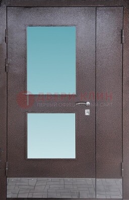 Коричневая тамбурная дверь со стеклянными вставками ДТМ-21 Кириши