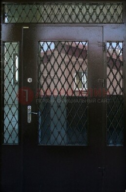 Коричневая тамбурная дверь со стеклянными вставками и ковкой ДТМ-32 Кириши