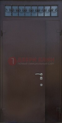 Коричневая тамбурная дверь со стеклянными вставками и ковкой ДТМ-39 Кириши