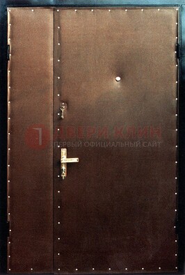 Коричневая тамбурная дверь с оформлением ДТМ-40 Кириши