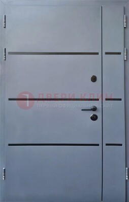 Серая металлическая тамбурная дверь с молдингами ДТМ-42 Кириши