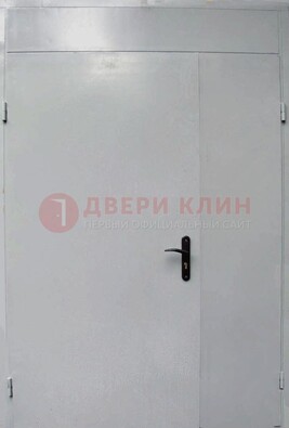 Белая металлическая тамбурная дверь ДТМ-5 Кириши