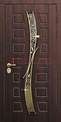 Уличная темная филенчатая дверь с виноритом и ковкой ДВТ-142 Кириши
