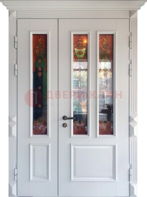 Белая полуторная металлическая дверь с витражом ВЖ-12 Кириши