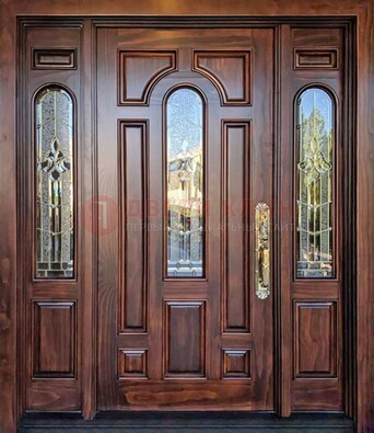 Железная классическая дверь с массивом дуба и витражом ВЖ-18 Кириши